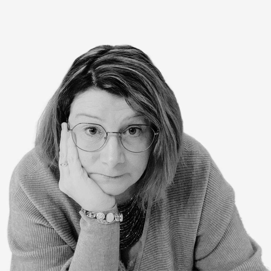 Frau, die ihren Kopf auf ihre rechte Hand stützt.