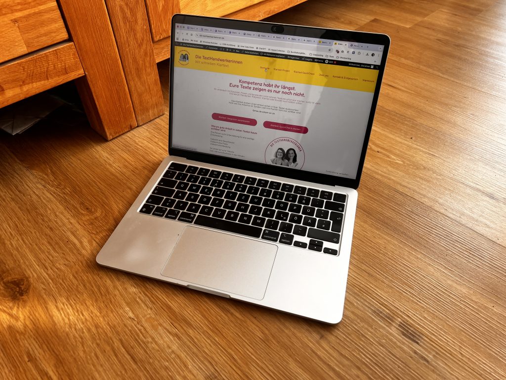 Laptop mit geöffneter Website.